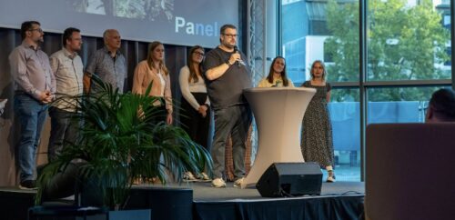 André Havergo präsentiert seine Reportage-Idee beim ContentClash der NOZ/mh:n MEDIEN auf der Bühne.